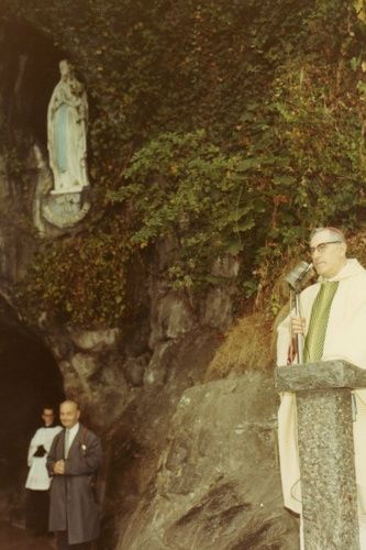 Le Saint Père parle lors d'un pèlerinage à Lourdes.