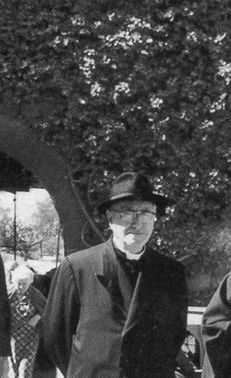 Le Vrai Pape lors d'un voyage en Espagne avec son confesseur, Père Damasso, ofm cap.