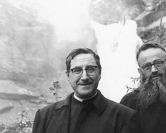 Père Damasso, ofm cap, était l'ami fidèle et le confesseur du Saint Père pendant de nombreuses années avant que Siri ne soit élu pape. Il est dit que le Père Damasso traitait chaque personne comme son fils bien-aimé. L'humour sur cette photo est que le Père Damasso est debout un échelon supérieur à Siri ce qui lui fait sembler être de la même hauteur.
